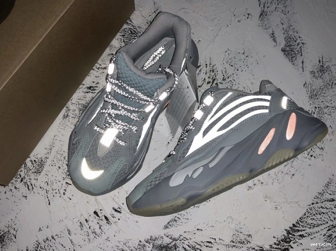 V2 Boost Adidas 'Inertia' FW2549 Yeezy 700 1212